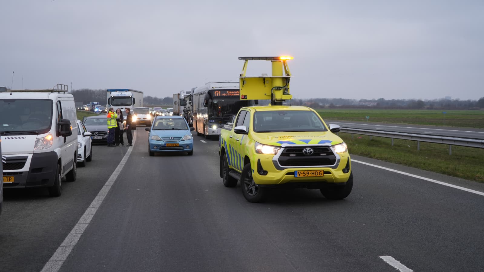 Berging vrachtwagen is begonnen, A7 afgesloten tot 03.00 uur