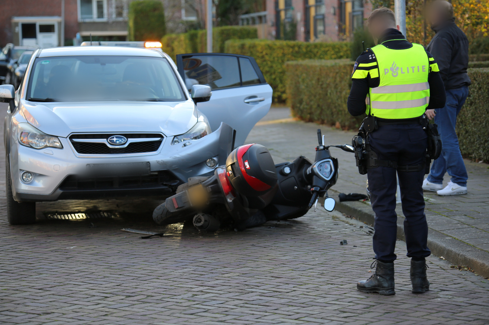 Scooterbestuurder lichtgewond door aanrijding in Oosterparkwijk