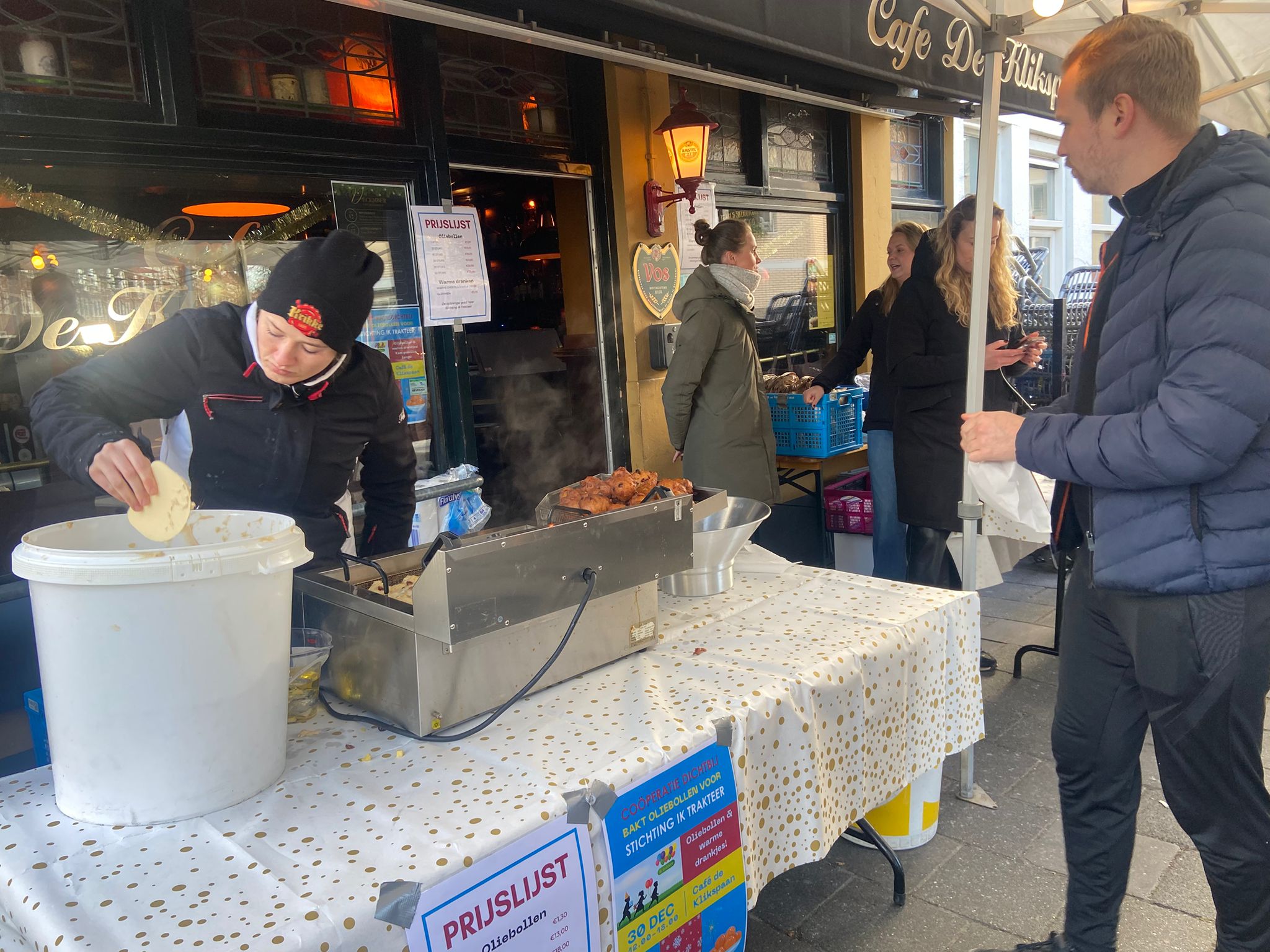 Oliebollen voor het goede doel IkTrakteer