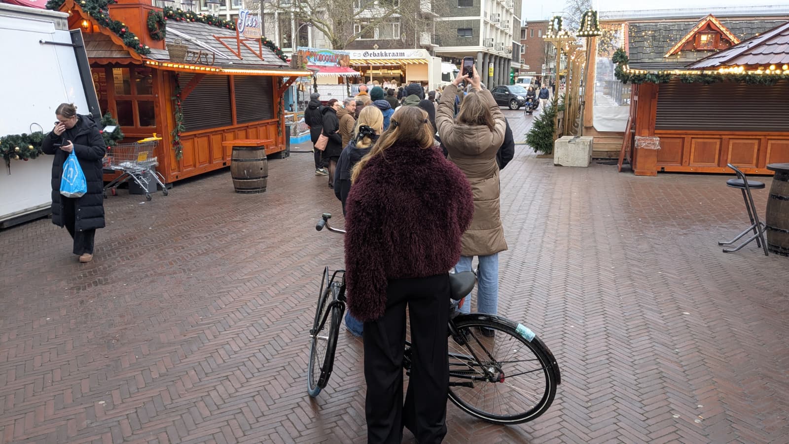 Groningers weer massaal in de rij voor oliebollen