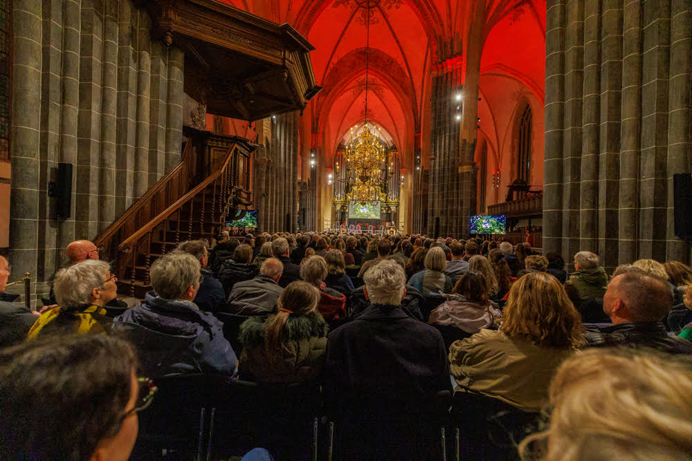 Martinikerk bomvol voor Winter Carillon Concert, ook lichtshow trekt veel kijkers (foto’s)