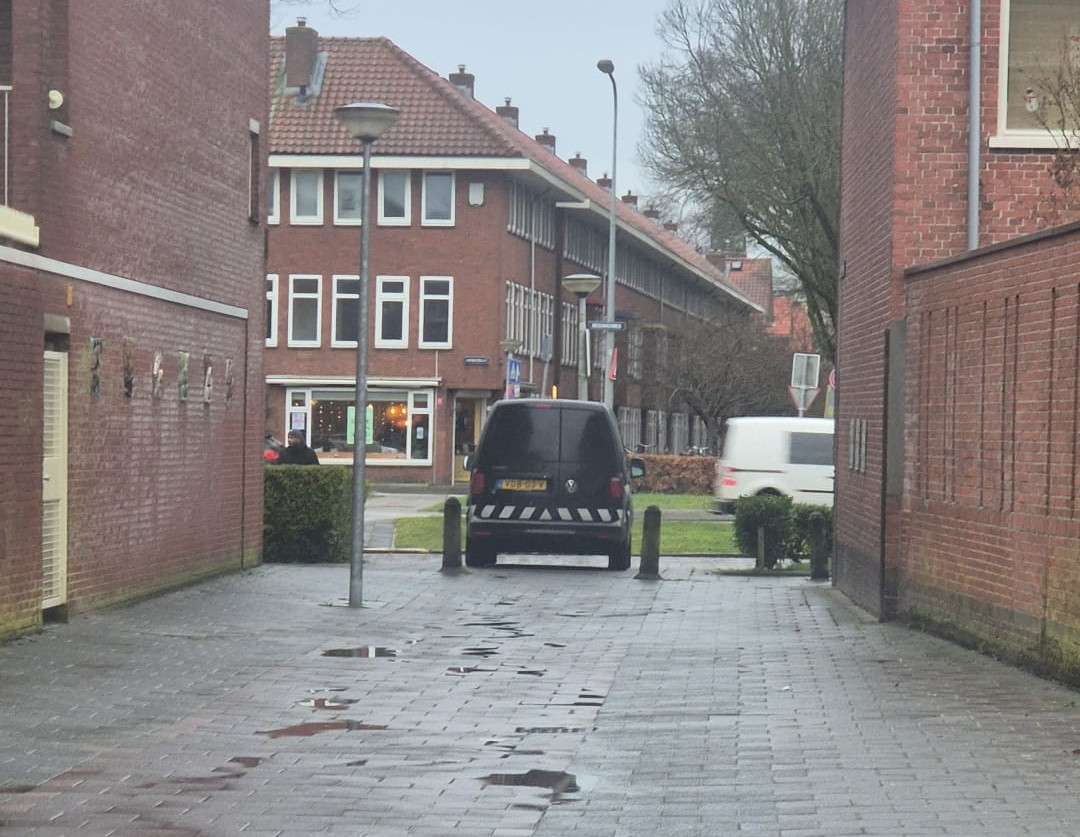 Aanhouding en goederen in beslag genomen bij inval Bedumerweg