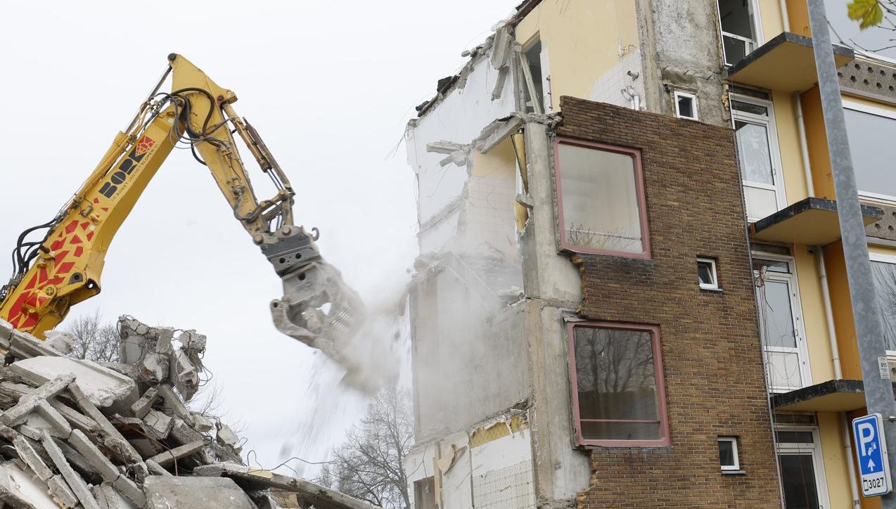 Internetkast kapotgetrokken bij sloop van flats in De Hoogte: ‘Verdeelkast niet op tijd weggehaald’