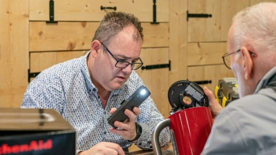 Lutje Repair Café Rivierenbuurt verhuist naar nieuwe locatie