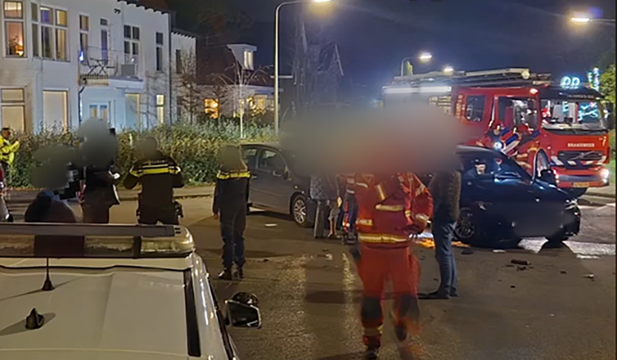 Forse botsing met veel schade op Meerweg in Haren