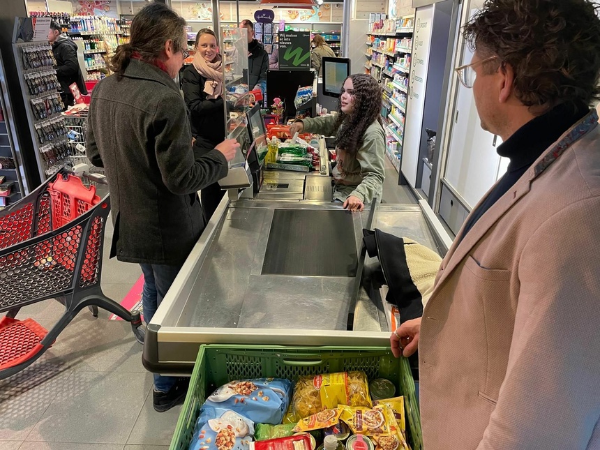 Raadsleden vullen zestien kratten voor Voedselbank: “Elke bijdrage kunnen we gebruiken”