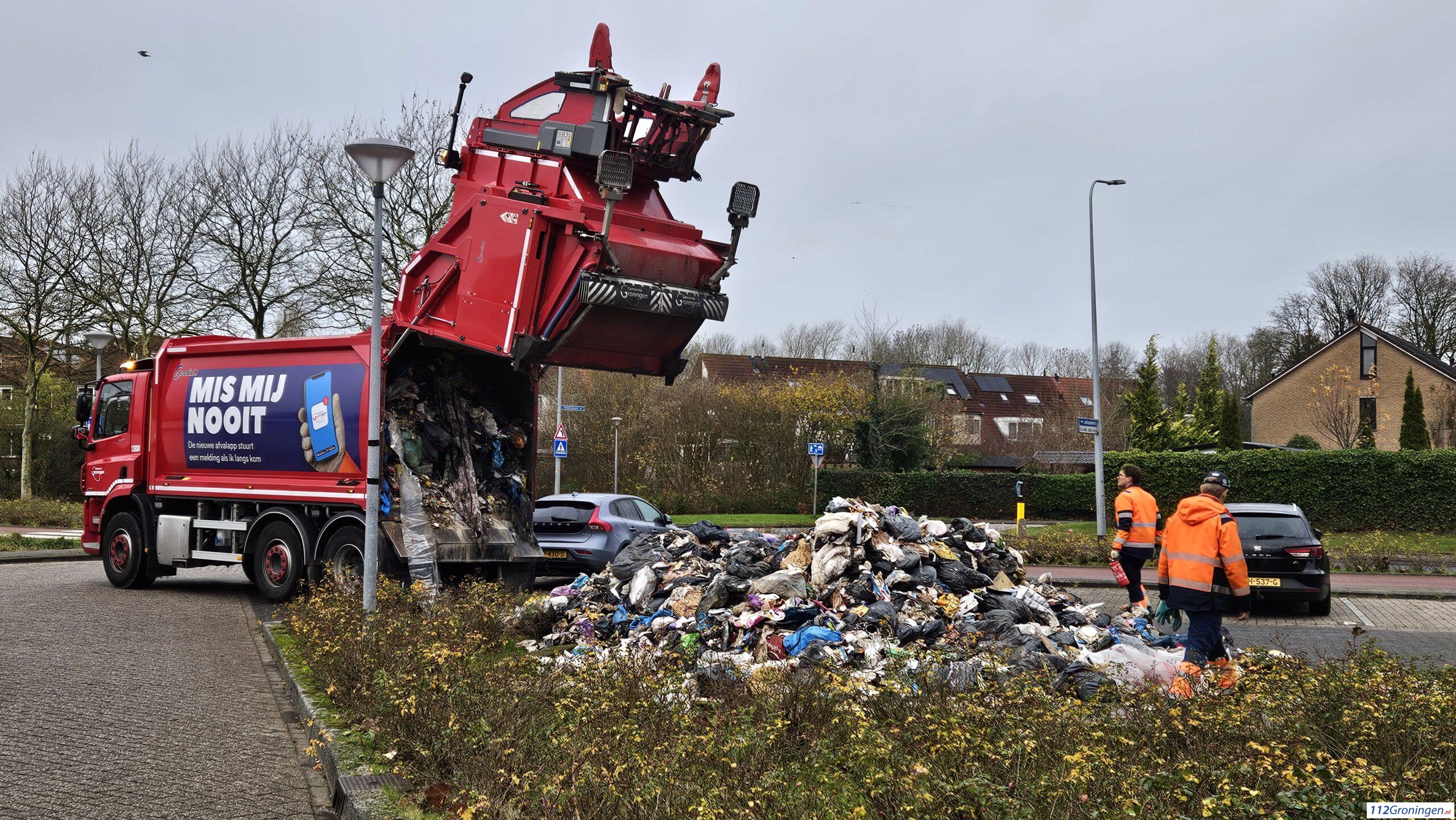 Inhoud van vuilniswagen vliegt in de hens