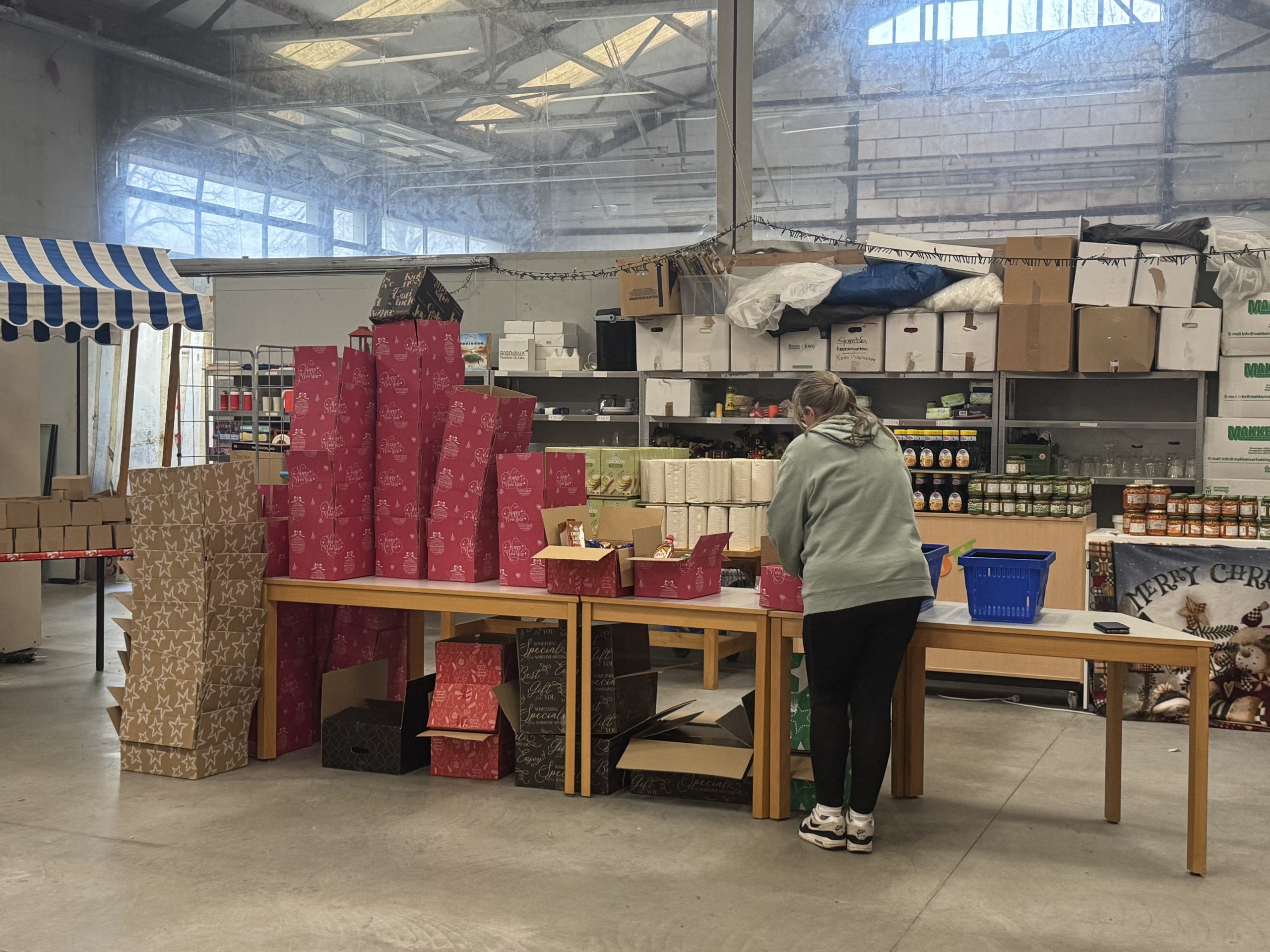 Kledingbank Zeecontainer maakt zich klaar voor kerstpakkettenactie