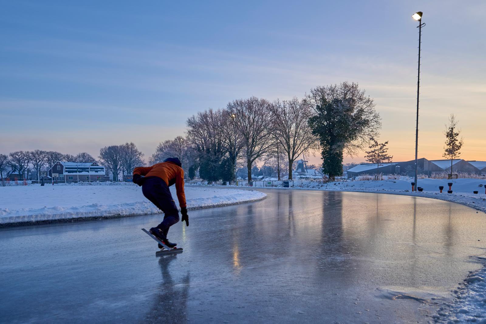 Knetterdruk in Noordlaren en gezellig druk op ijsbaan in Ten Boer: “Chocolademelk en snert zijn op”
