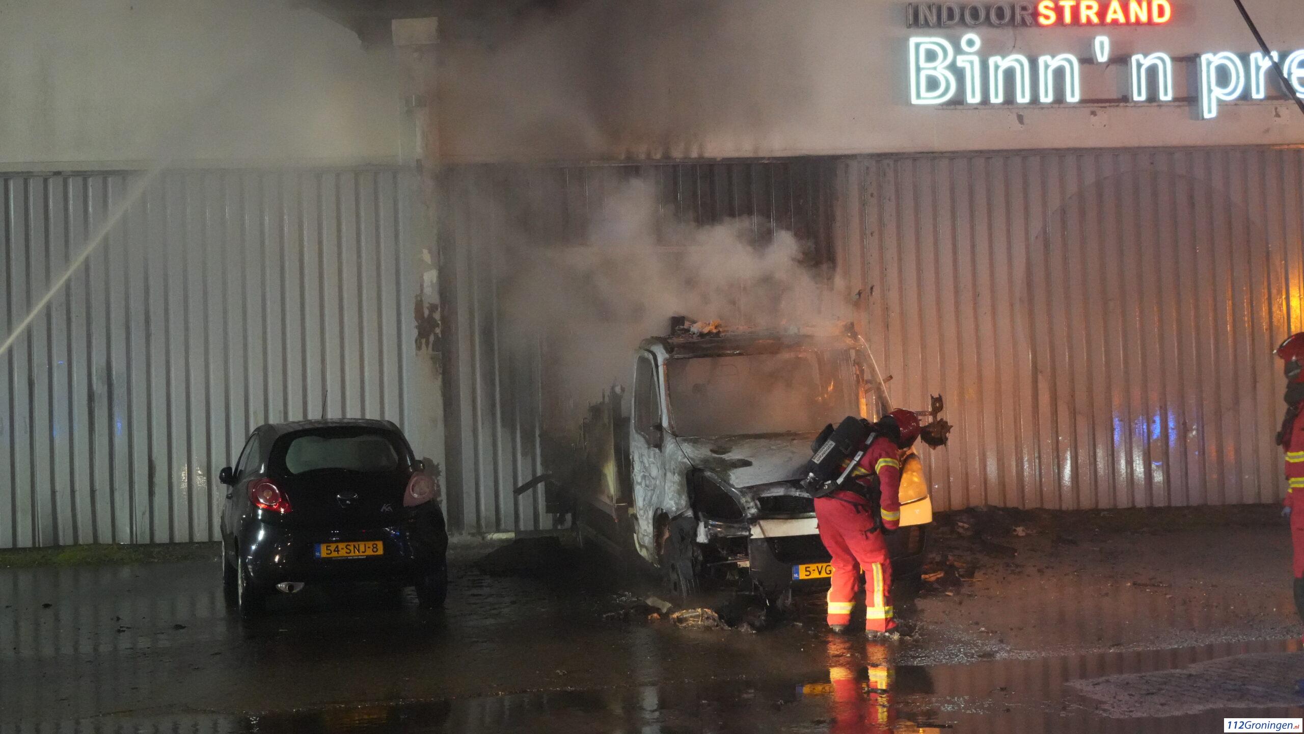 Busje uitgebrand aan Ulgersmaweg in Stad