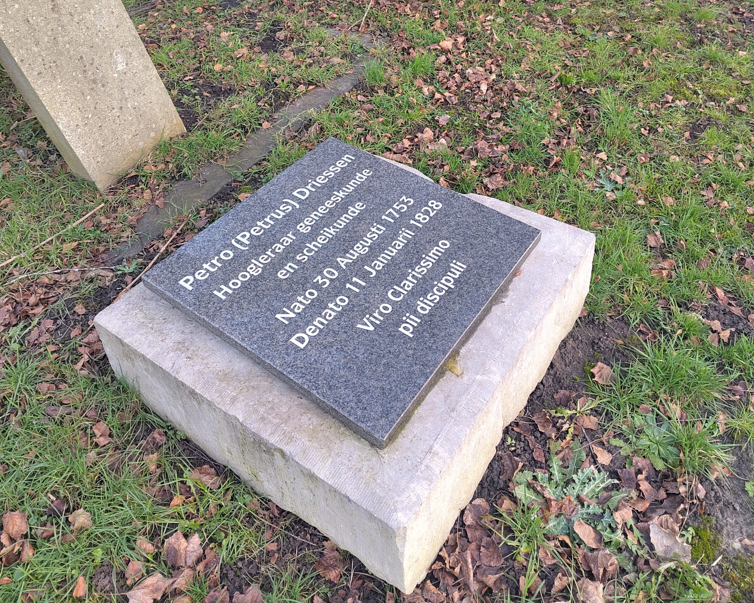 Graf van scheikundige Petrus Driessen herontdekt: “Maar waar is de obelisk gebleven?”