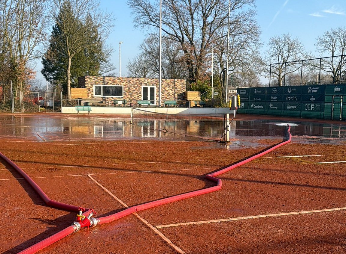 IJsbaan op de tennisbaan bij Be Quick? “We zoeken alleen nog iemand die wat hout kan leveren”