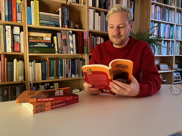 Docent Praedinius steekt 1.200 uur in hertalen Vondels ‘Gijsbrecht’: “Klassieke tekst moet toegankel