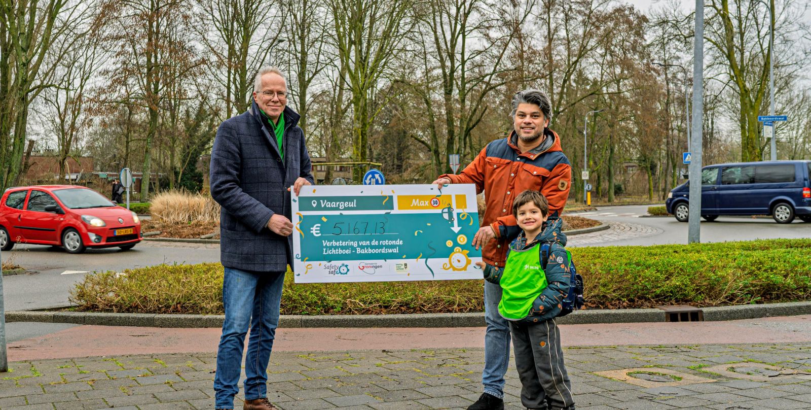 Netjes rijden loont in Lewenborg: spaarpot-snelheidsmeter haalt vijfduizend euro voor veilige rotond