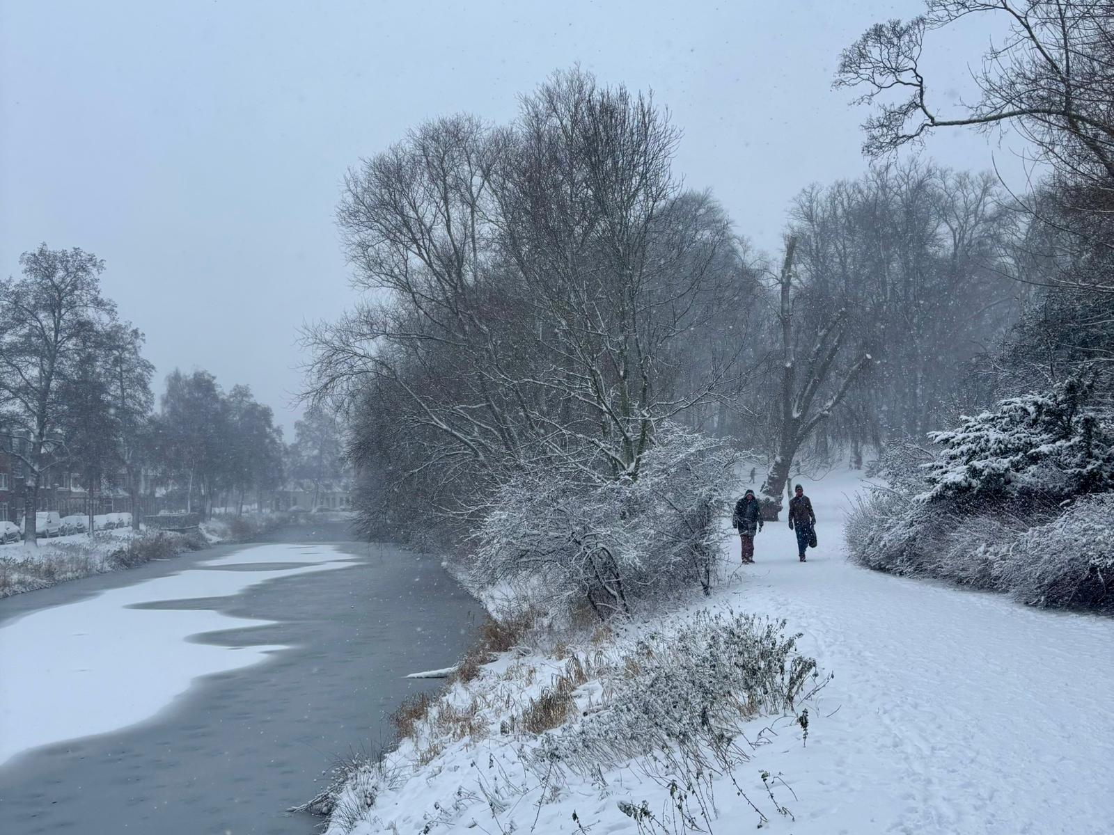 “Avond en nacht naar zondag gaat koud verlopen met strenge vorst, maandagochtend sneeuw en regen”