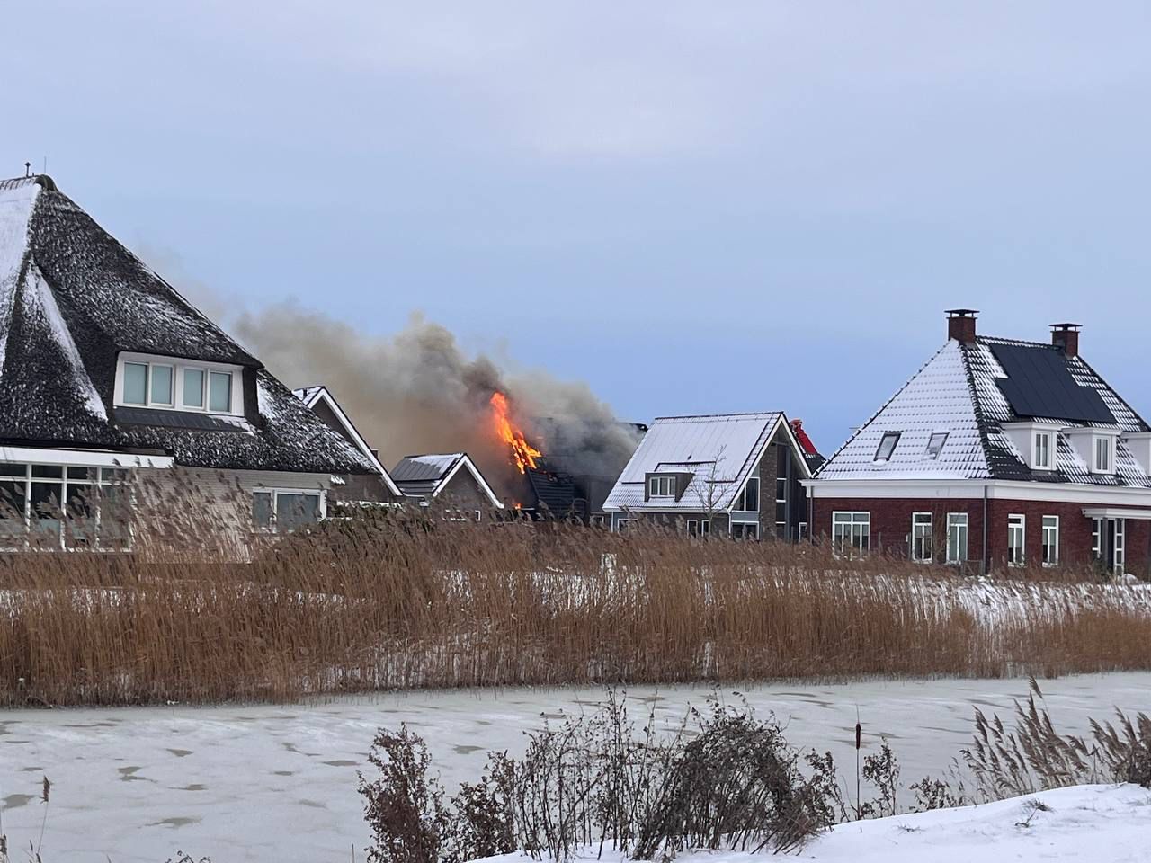 Woning verwoest door brand in Meerstad