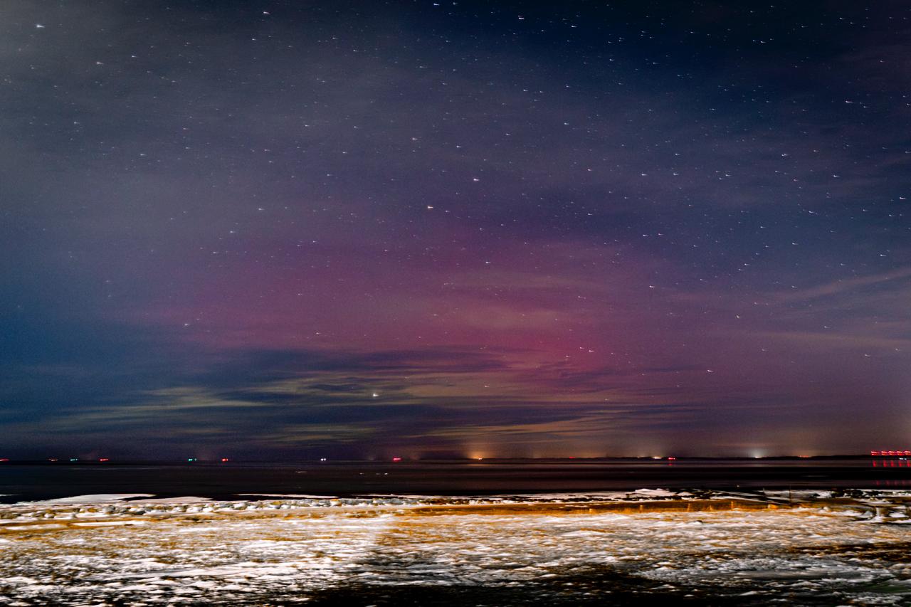 Lichtshow boven de sneeuw: noorderlicht zichtbaar aan noordelijke hemel