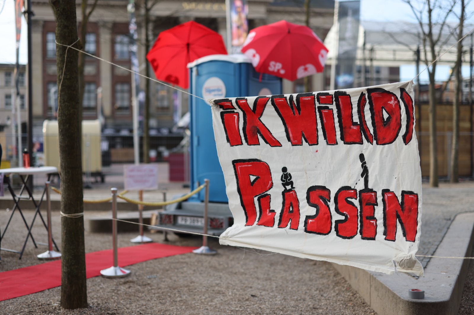 Dixi met rode loper op Grote Markt: ‘Meer openbare toiletten hoeft niet moeilijk te zijn, deze stond