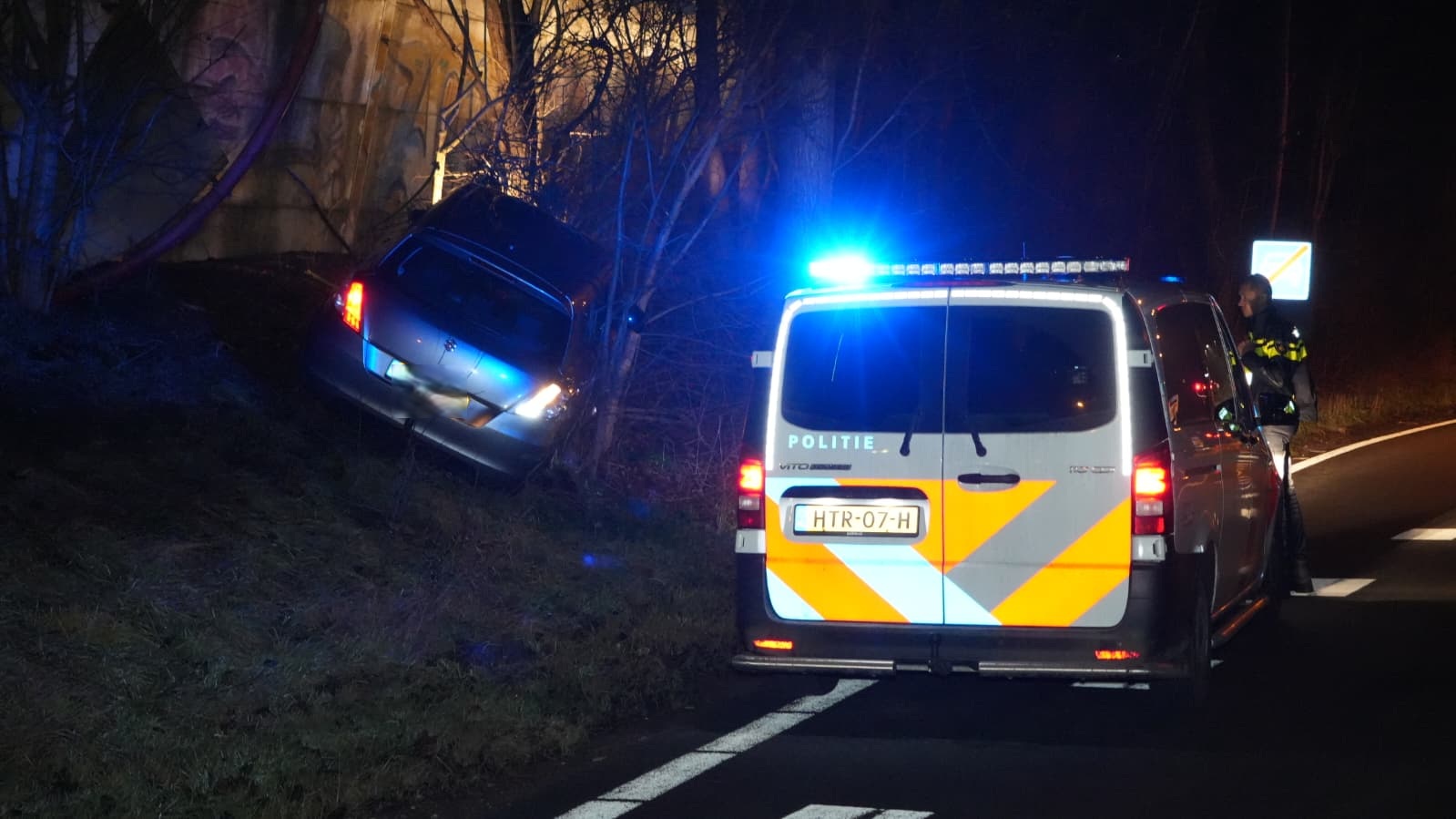 Automobilist belandt op talud A28