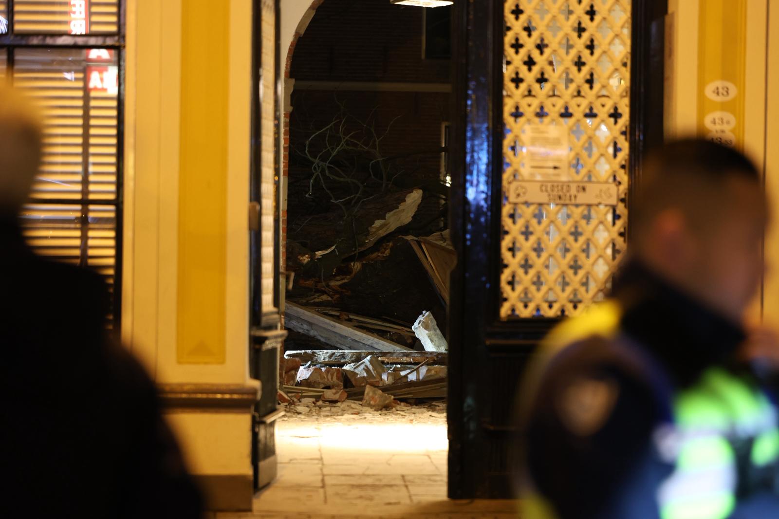 Forse schade Pelstergasthuis: boom op middenterrein valt om en beschadigt meerdere woningen