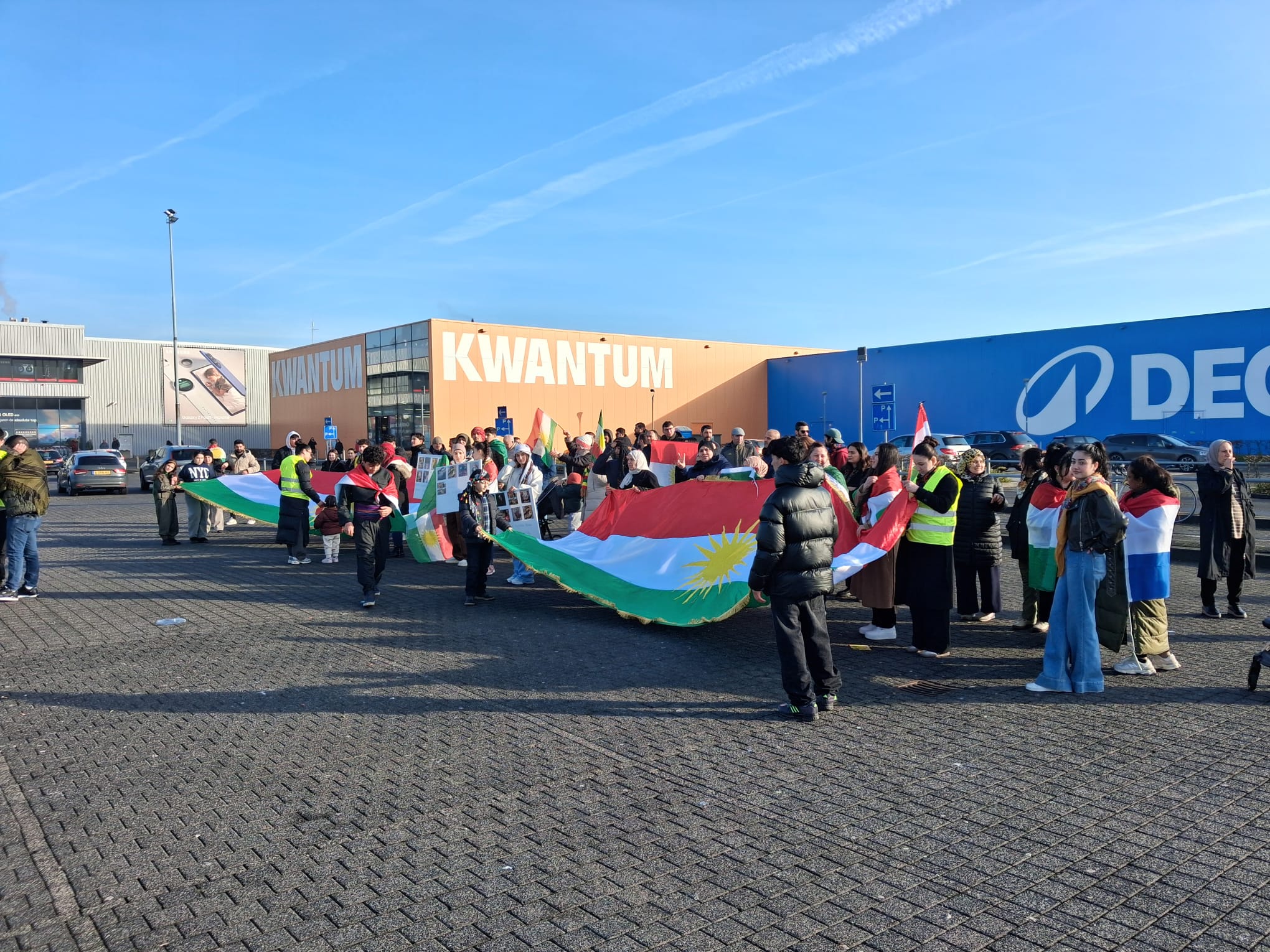 Koerdische demonstratie tegen Syrisch regime op parkeerplaats Sontplein