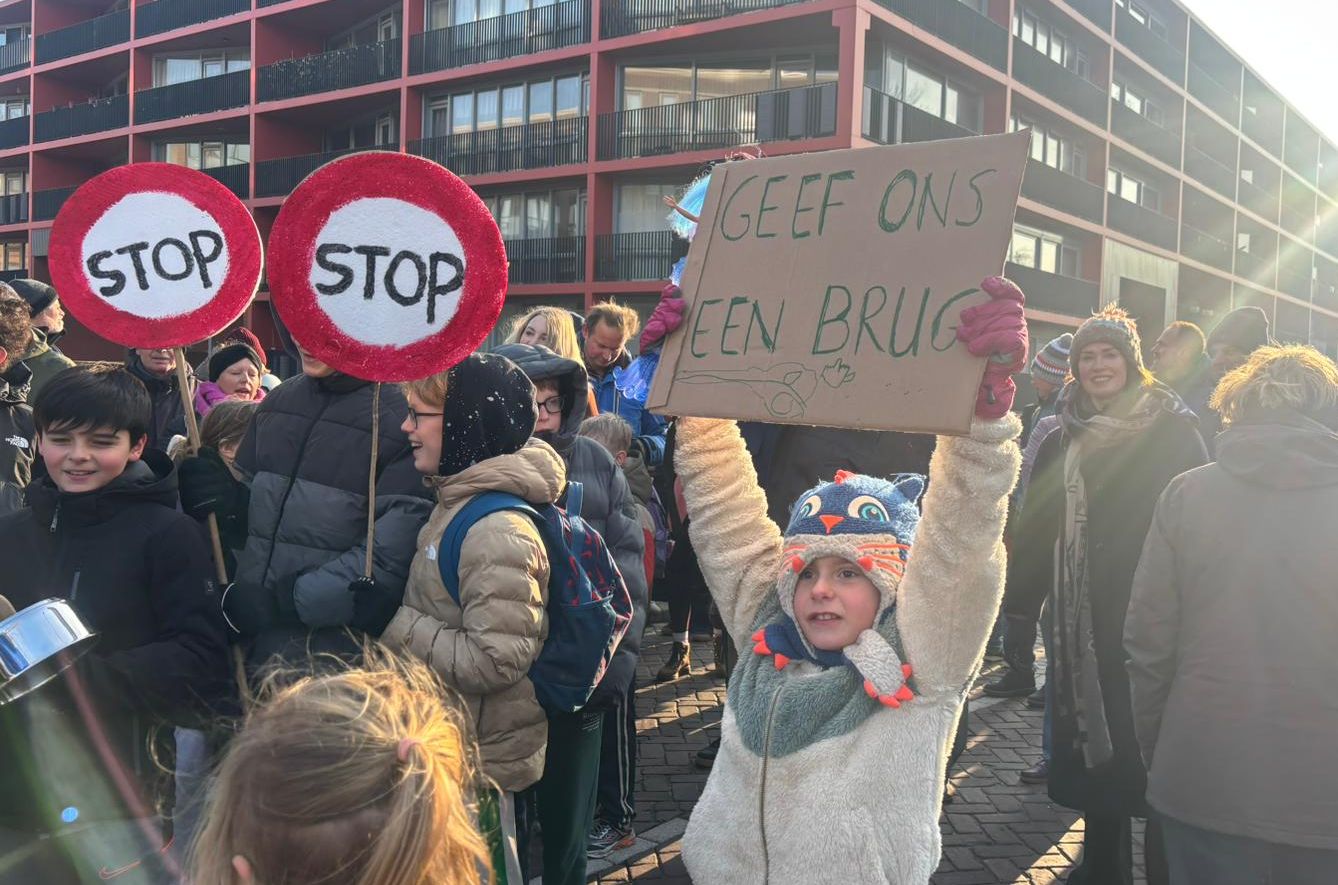 Honderden mensen protesteren om tijdelijke Gerrit Krolbrug alsnog af te dwingen: ‘Drie jaar omrijden