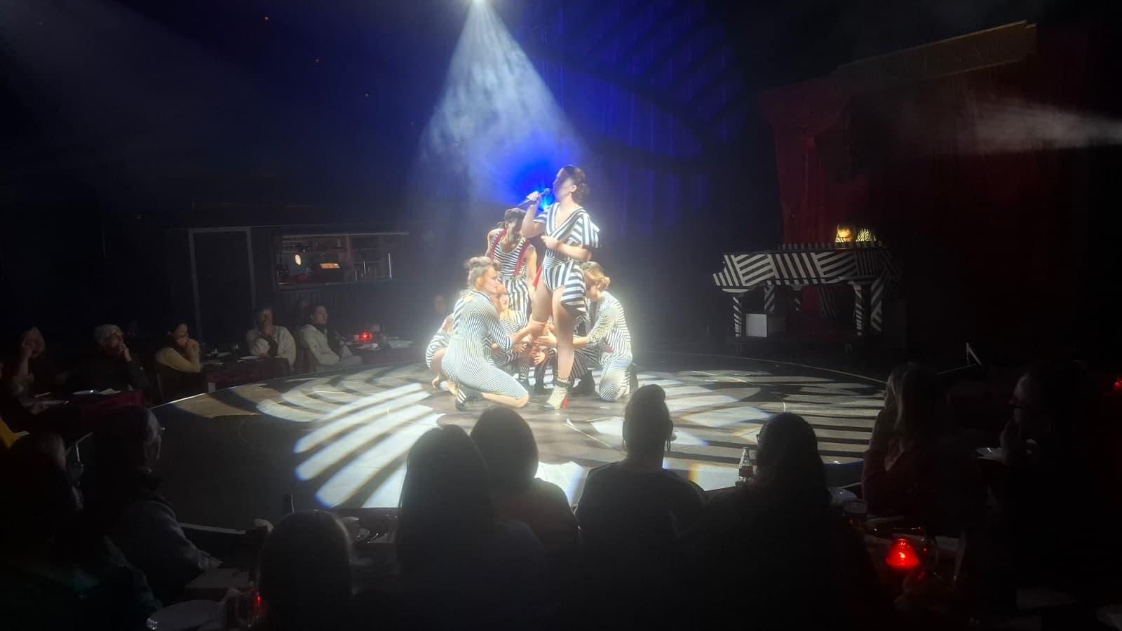 Cirqulinair brengt spektakel naar de Neutronstraat: “Acrobatiek en mensen die door de lucht vliegen”