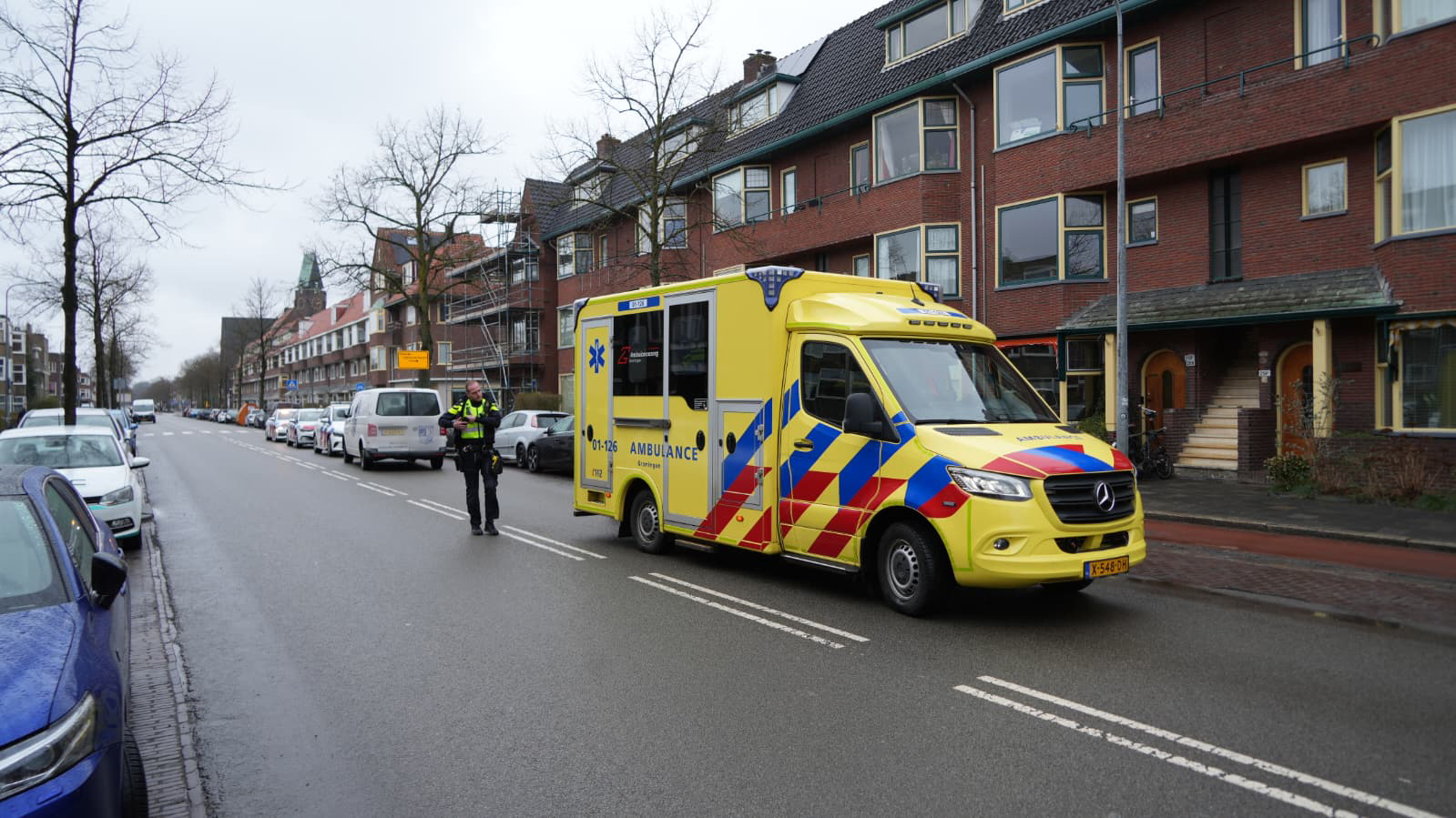 Fietser naar ziekenhuis na botsing met bestelbusje op Korreweg