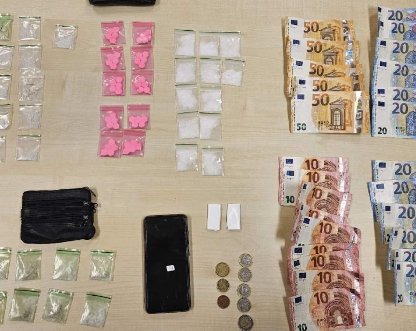 Drugdealer loopt tegen de lamp door losse handjes bij verkeersruzie