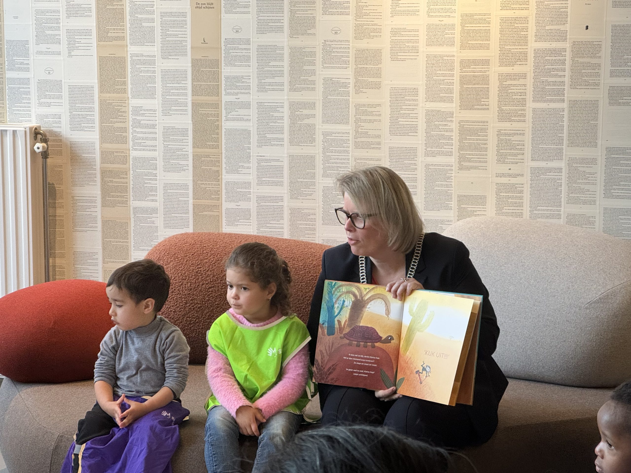 Burgemeester leest voor tijdens Nationale Voorleesdagen in bibliotheek