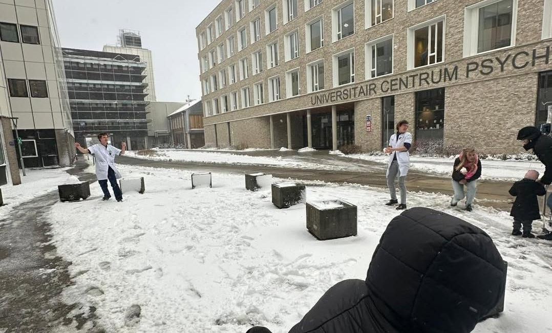 Sneeuwballen gooien naar je dokter? Jonge patiëntjes Beatrix Kinderziekenhuis kregen vrijdag hun kan