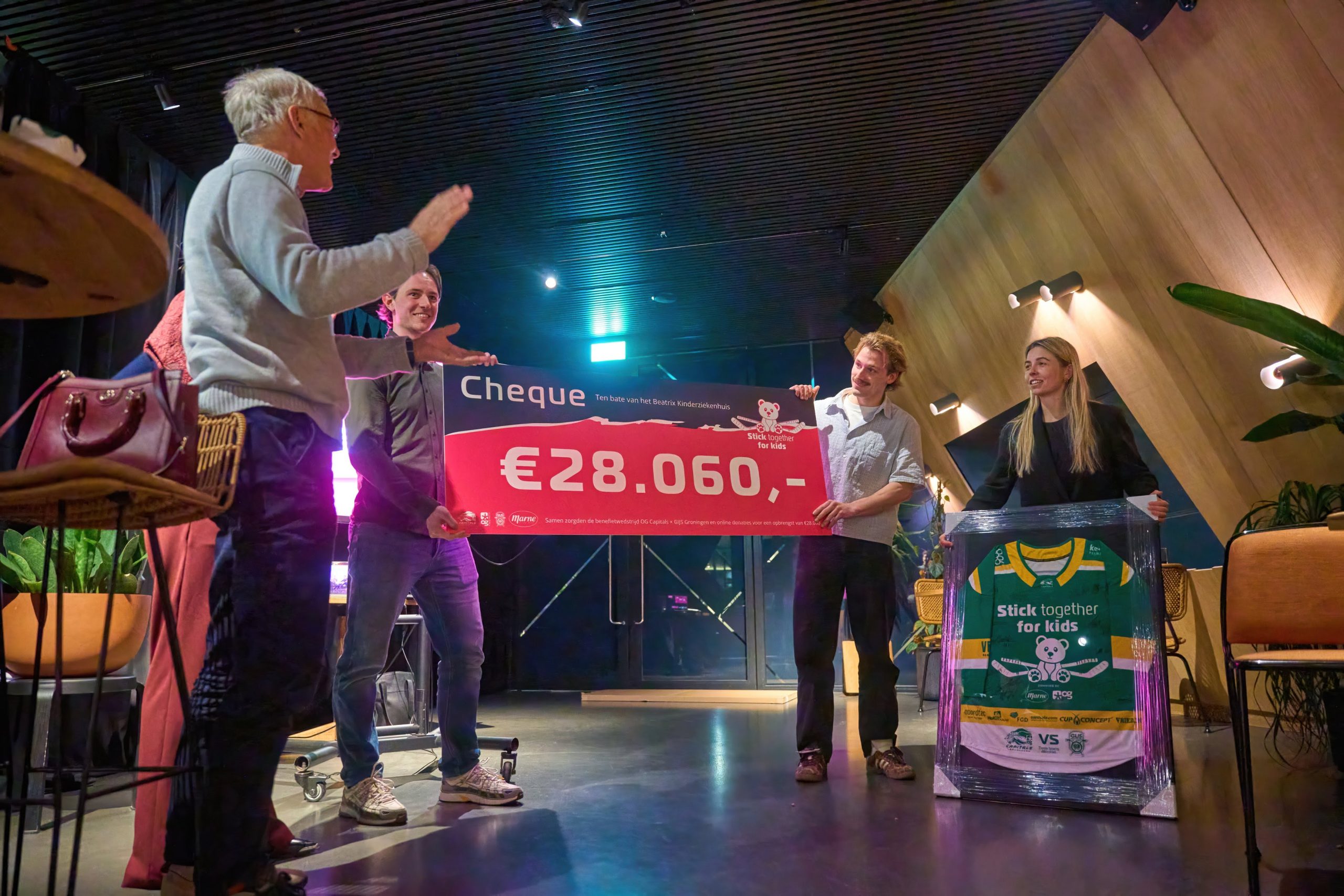 IJshockeyclubs uit Stad en Leeuwarden halen 28.000 op voor Vrienden Beatrix Kinderziekenhuis