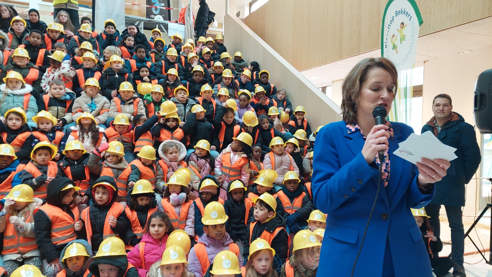 Leerlingen Bisschop Bekkerschool nemen alvast kijkje in hun nieuwe onderkomen