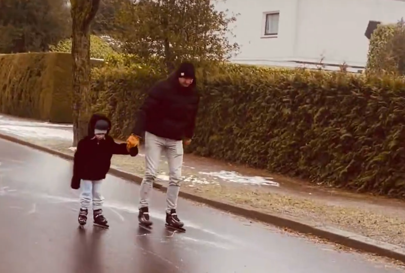 Jeroen en dochter gaan viraal met schaatstocht door Groningse straten: “Het is onwerkelijk”