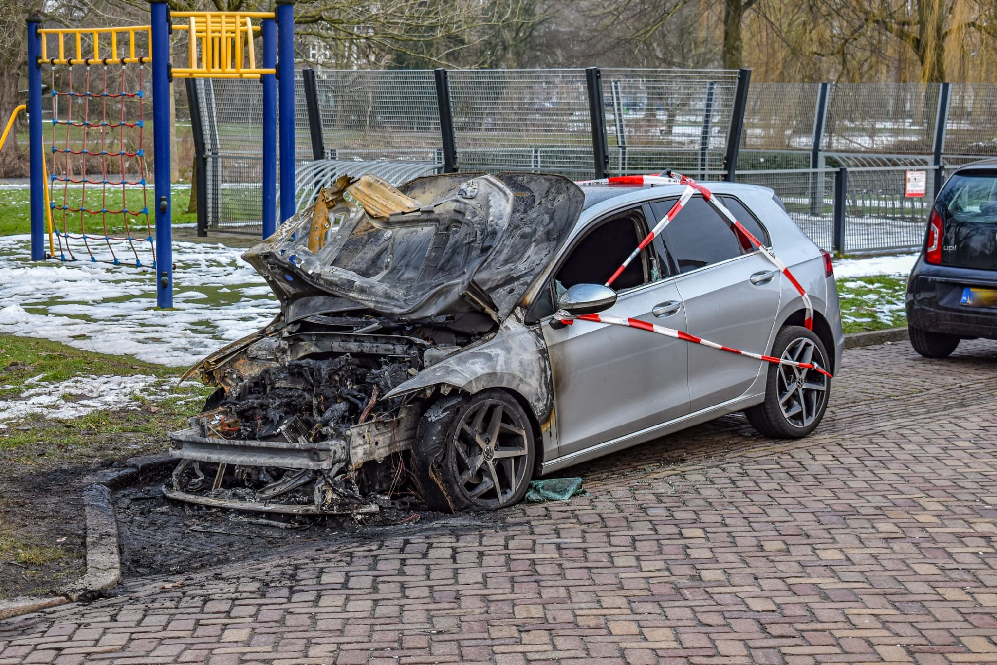 Auto uitgebrand in Indische Buurt