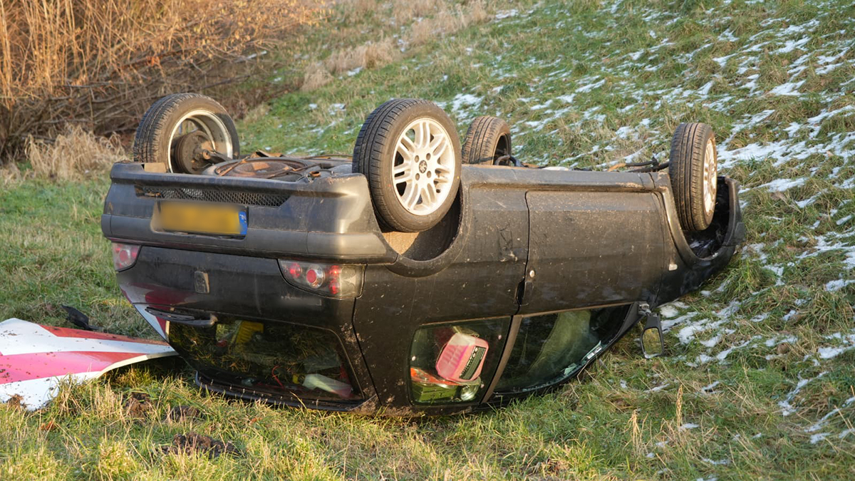 Auto belandt ondersteboven naast de weg bij knooppunt Euvelgunne