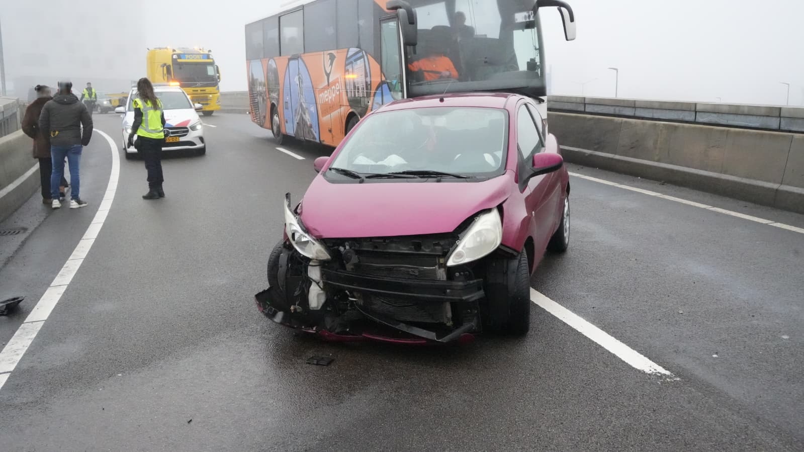 Personenauto crasht in Mario Kart-bocht