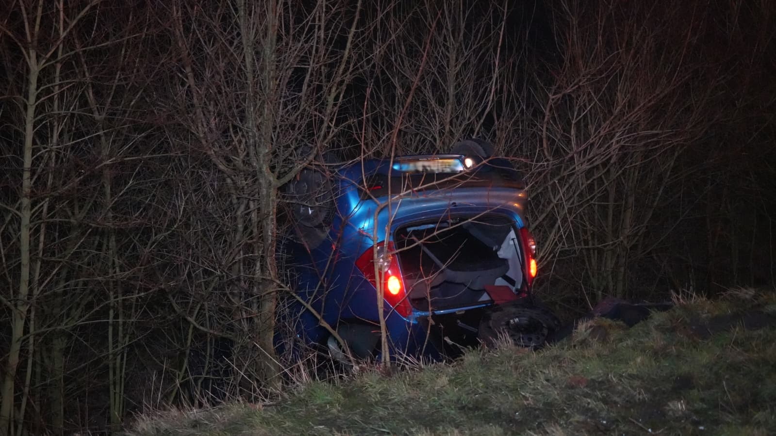 Auto belandt op de kop naast de weg op N370