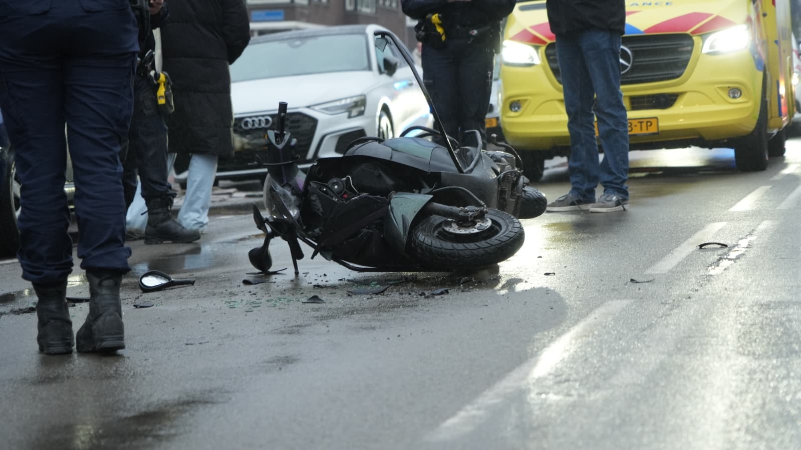 Scooterrijder gewond bij verkeersongeluk op Korreweg