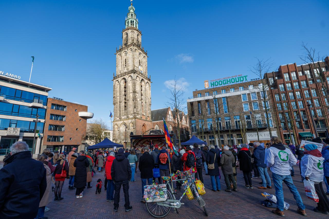 Veel belangstelling voor vredesdemonstratie op Grote Markt: “Ik mis de medemenselijkheid” (foto’s)