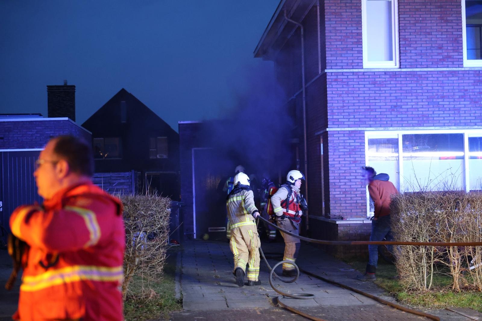 Zwarte rook bij garagebrand in Eelderwolde; vuur snel onder controle