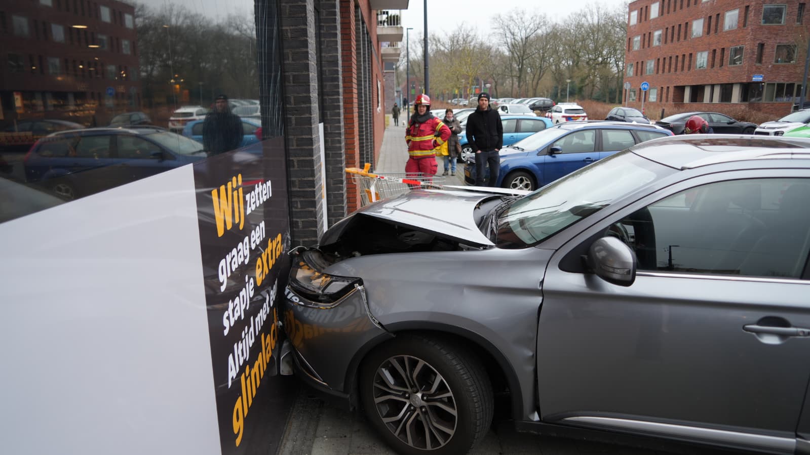 Auto ramt gevel supermarkt in Haren