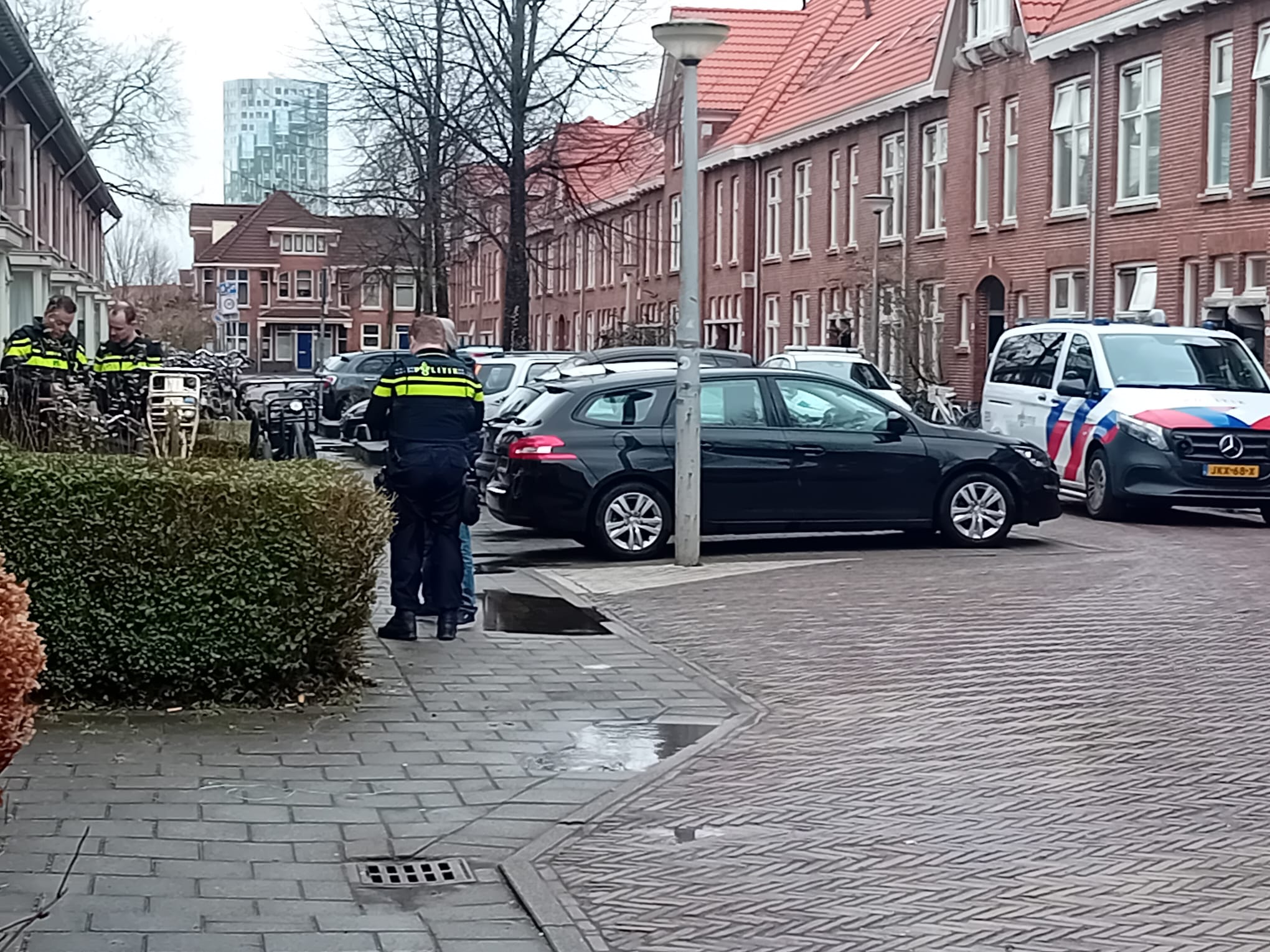 Man richt met bijl vernielingen aan in Bedumerstraat