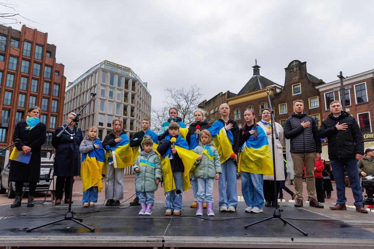 Groningen herdenkt vier jaar oorlog Oekraïne met mars door binnenstad (foto’s)