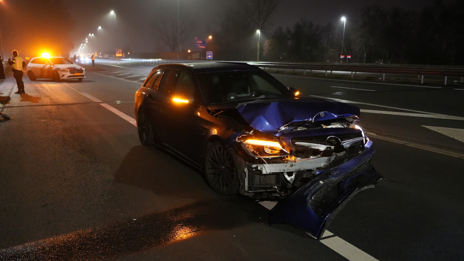 Personenauto fors beschadigd bij verkeersongeluk op A7