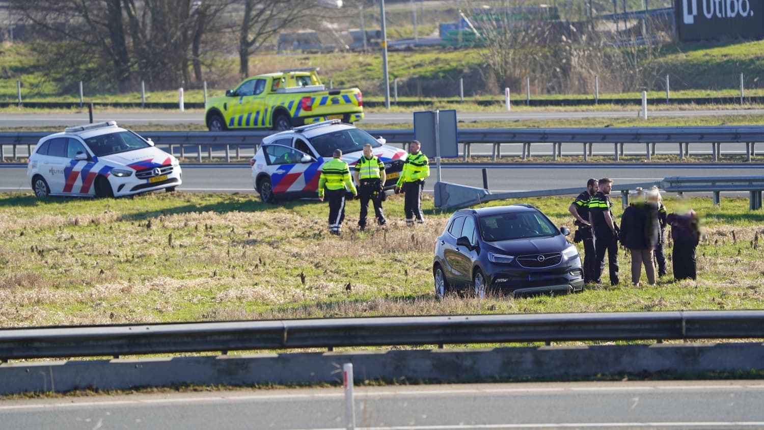 Auto raakt van de weg op A7 bij Westerbroek