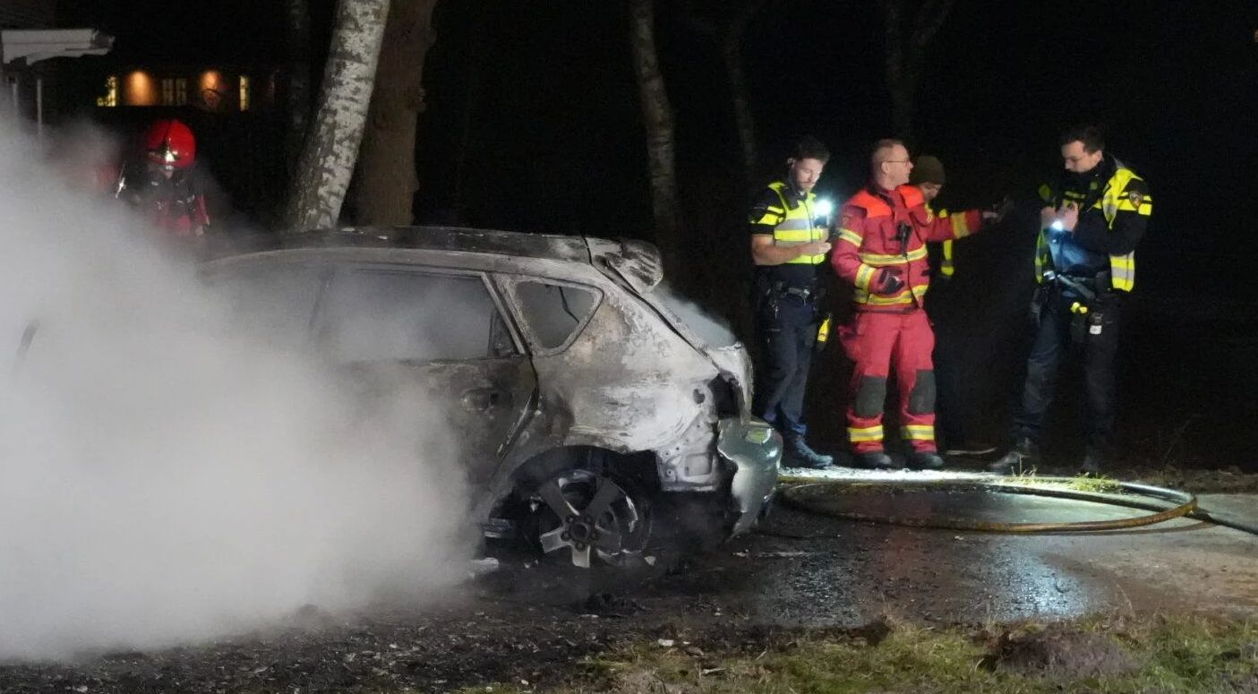 Auto ramt middengeleider en brandt daarna uit aan Winschoterweg, bestuurder spoorloos
