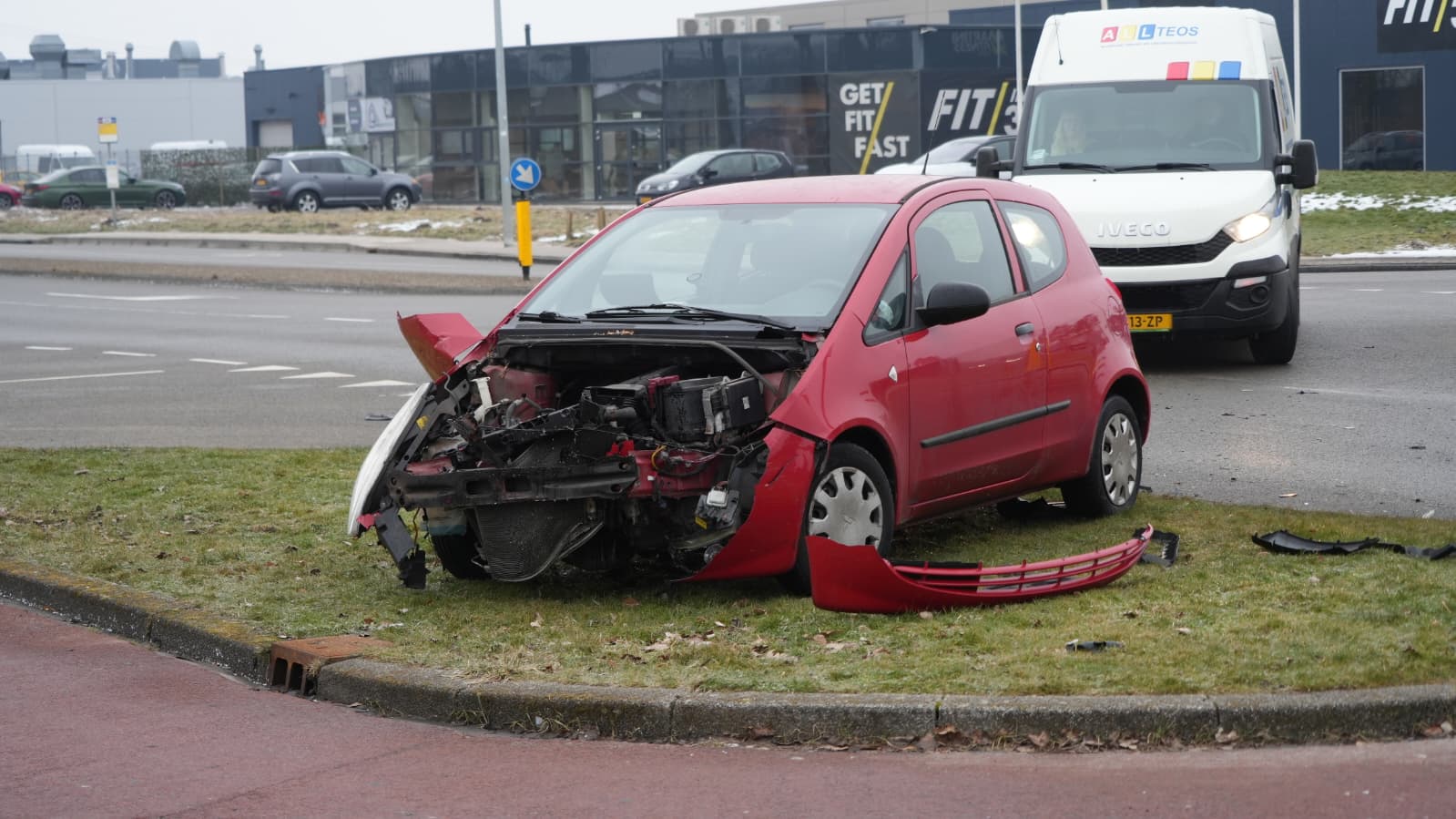 Gewonde en veel schade botsing twee auto’s