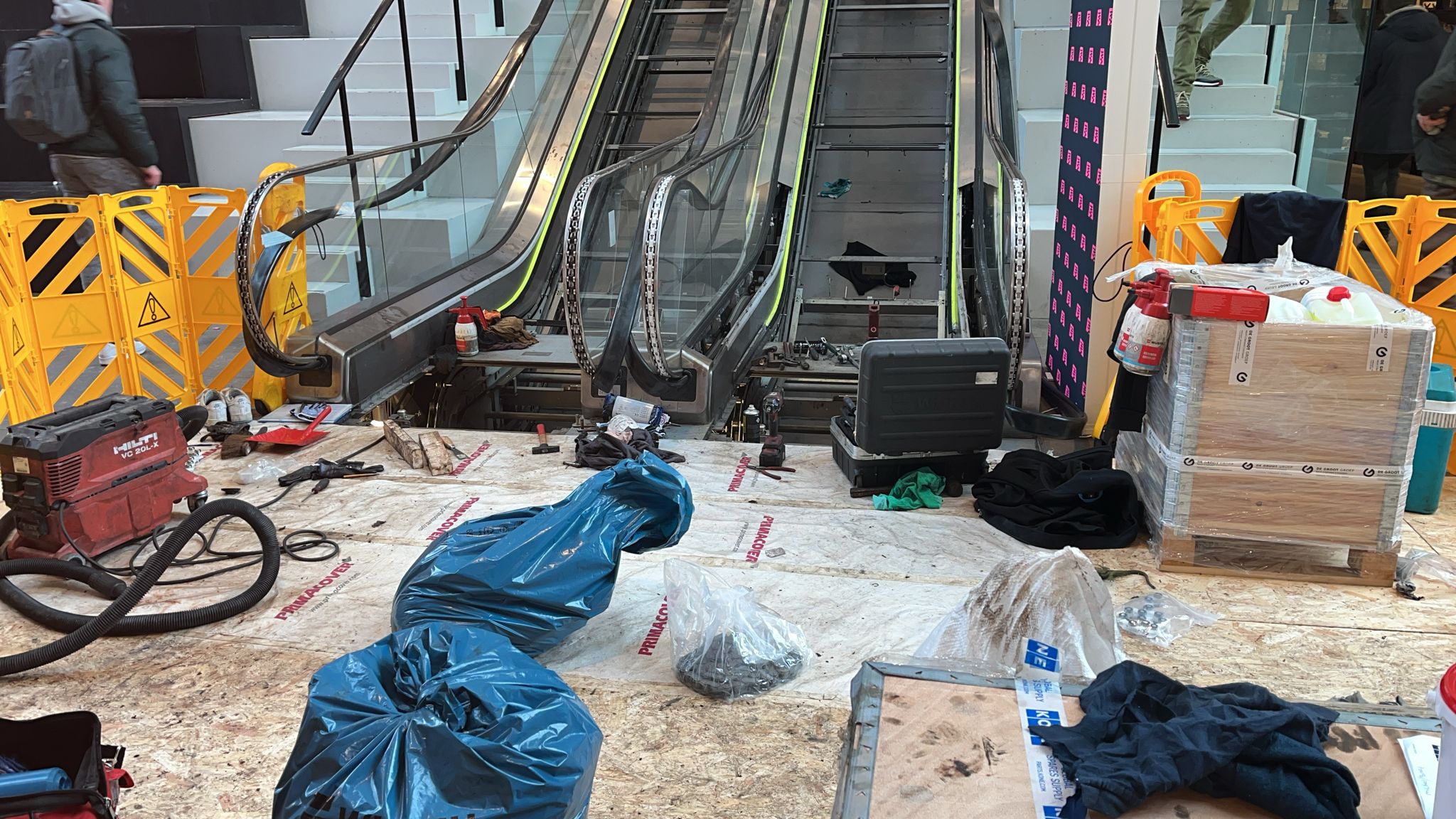 Piepende en krakende roltrappen in Forum Groningen in reparatie