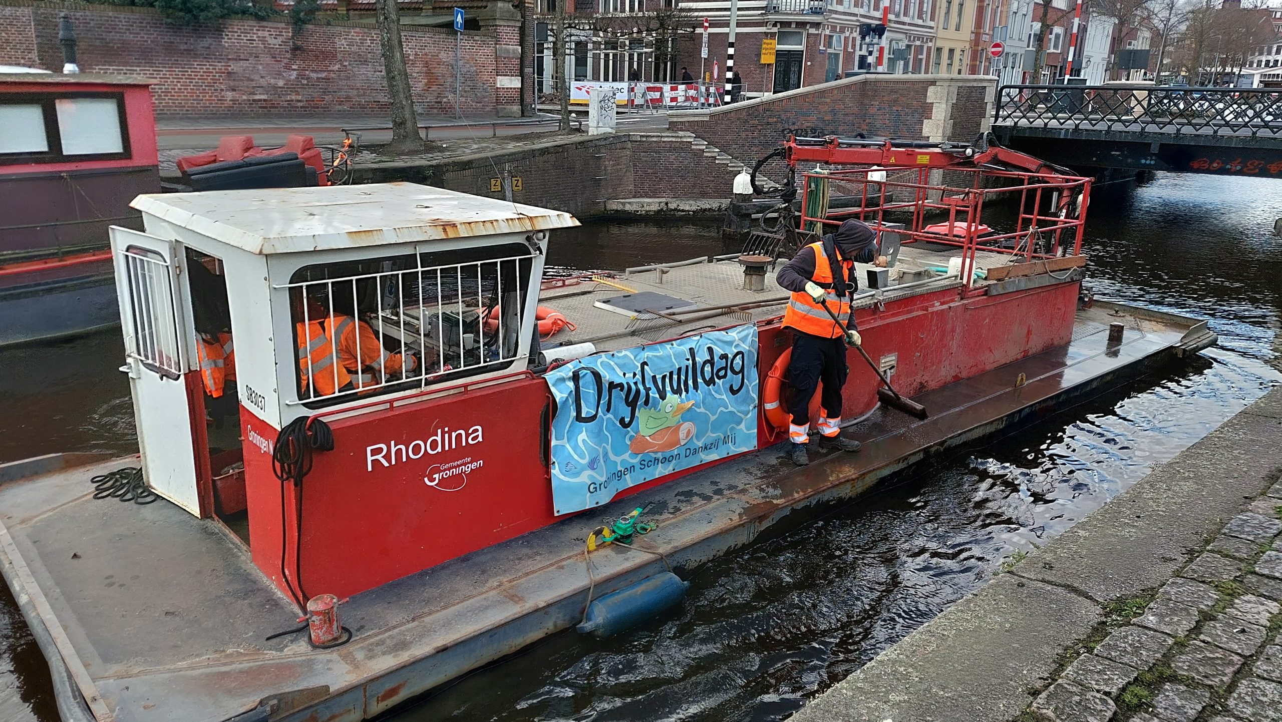 Werkboot Rodinha ruimt drijfvuil op